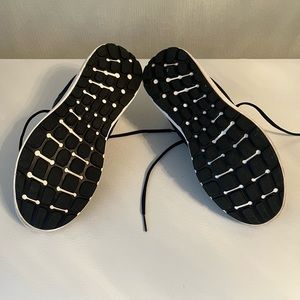 ADDiDAS CASUAL ATHLETIC SNEAKERS FOR AN ACTIVE LIFESTYLE.